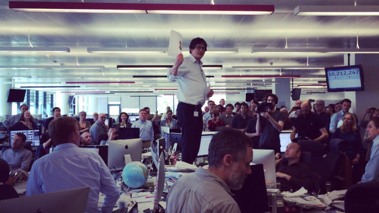 Alan Rusbridger, a Guardian főszerkesztője a lap newsroomjában 2014 áprilisában bejelenti, hogy a kollektíva megnyerte a Pulitzer-díjat az Edward Snowden által kiszivárogtatott NSA-dokumentumok témájában írt cikksorozattall (fotó: Katy Stoddard/flickr)