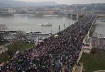 A Békemenet résztvevői áthaladnak a Margit hídon 2018. március 15-én. Fotó: Székelyhidi Balázs/Magyar Nemzet