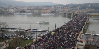 A Békemenet résztvevői áthaladnak a Margit hídon 2018. március 15-én. Fotó: Székelyhidi Balázs/Magyar Nemzet