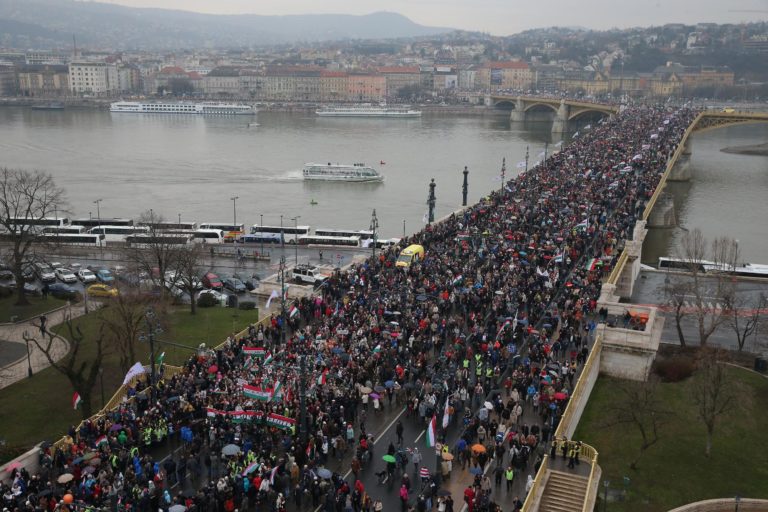 A Békemenet résztvevői áthaladnak a Margit hídon 2018. március 15-én. Fotó: Székelyhidi Balázs/Magyar Nemzet